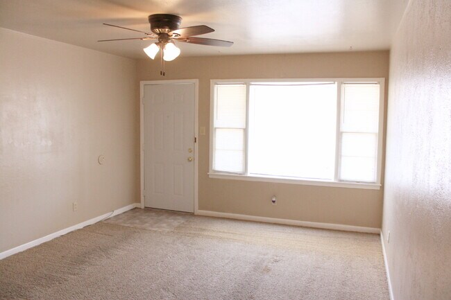 Foto del edificio - House Located Minutes From Schools, Restaurants & Shopping Mall!