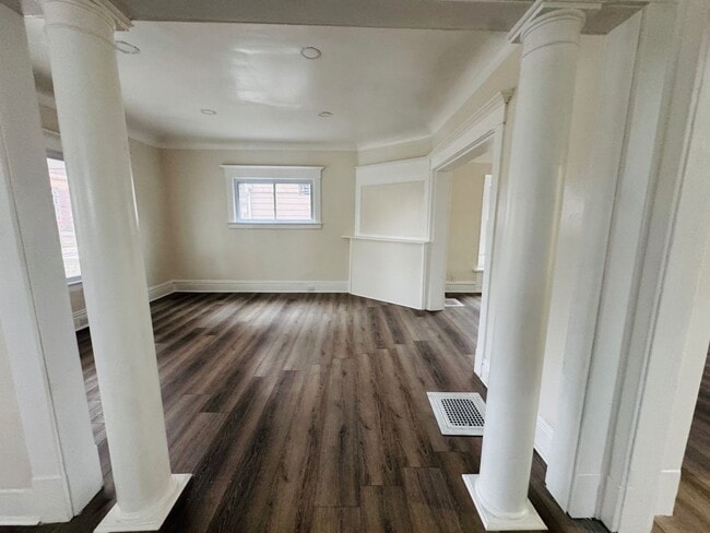 Building Photo - Charming 4-Bedroom Property in Prime Location