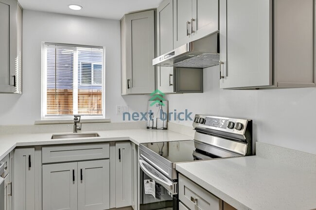 Foto del edificio - A beautiful 4 bed and 2 bathroom house for rent