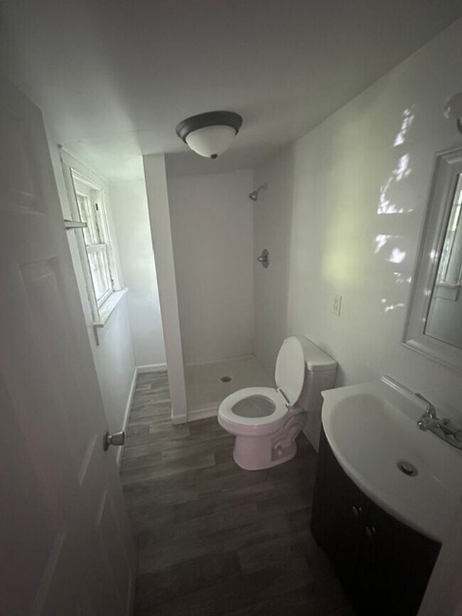Building Photo - 2 Bed 1 Bath Home