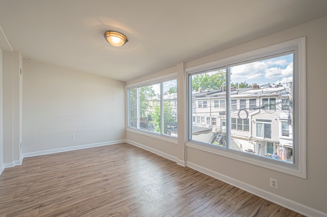 Building Photo - 611 Otis Pl NW