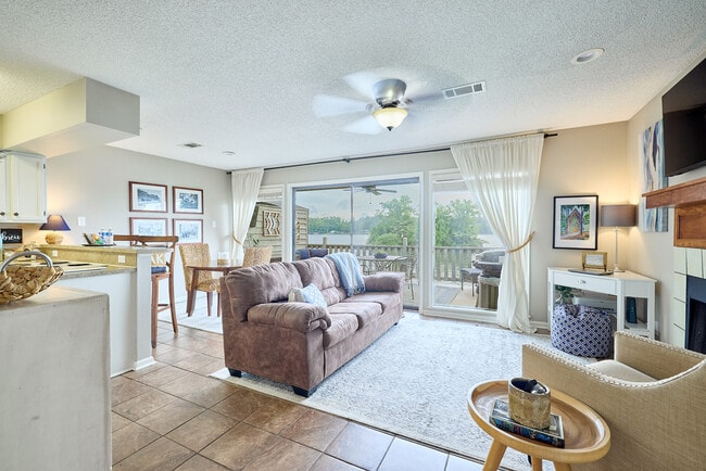Foto del edificio - 400 Farr Shores Dr