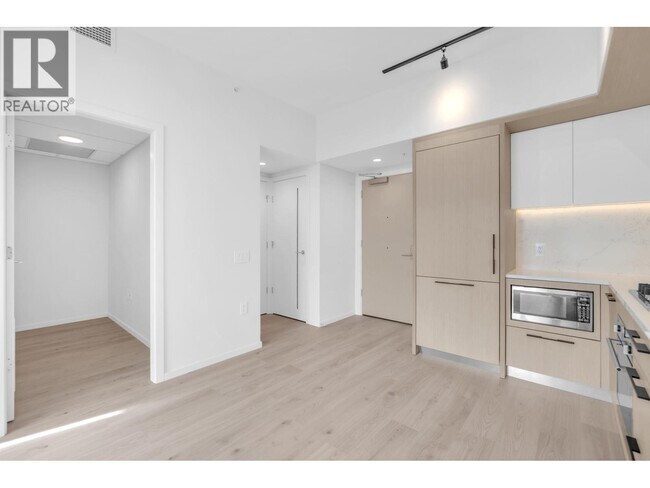 Building Photo - 2729 Kingsway