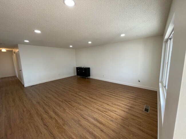 Foto del edificio - 3196 Crescent Ave