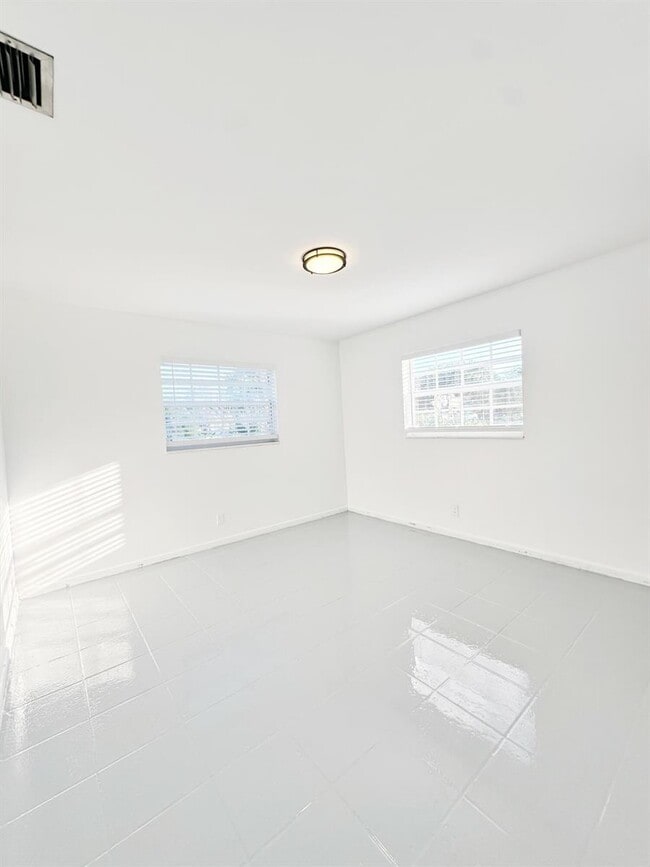 Building Photo - 207 Huron Pl