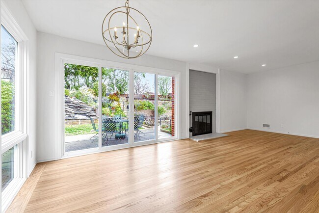 Building Photo - 1219 Ladera Way