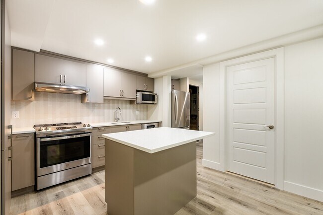Building Photo - 9245 R. Saint-Denis