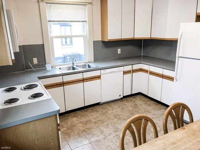 Foto del edificio - 8 br, 2 bath Triplex - 1026 Oakland Ave A/B
