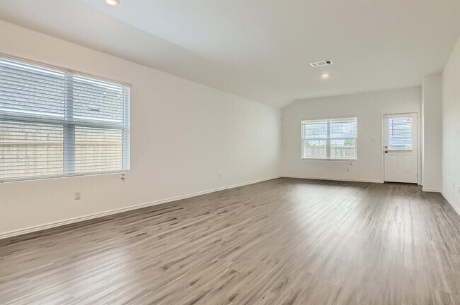 Foto del edificio - 1105 S Mays St