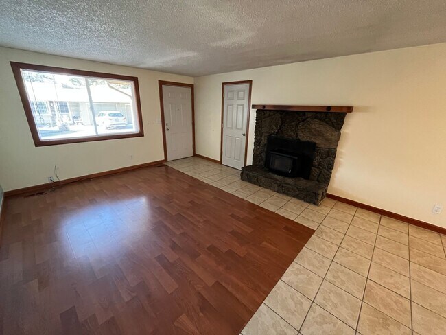 Foto del edificio - 2 Bed/1 Bath Duplex with Single Car Garage...