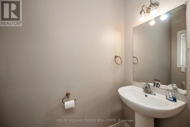 Building Photo - 292-292 Falcon Dr