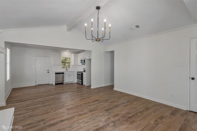 Foto del edificio - Updated and ready for tenant...