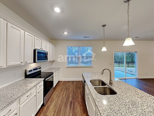 Foto del edificio - 3012 Esquire Dr