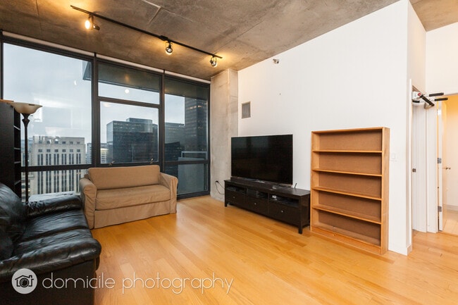 Foto del edificio - 235 W Van Buren St