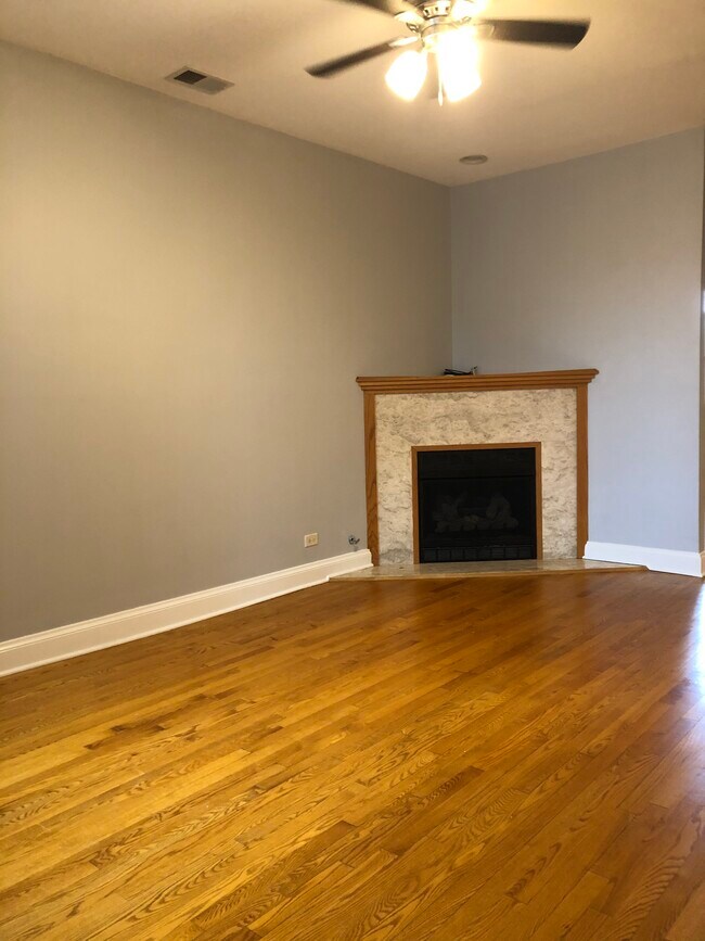 Sala de estar - 7654 N Greenview Ave