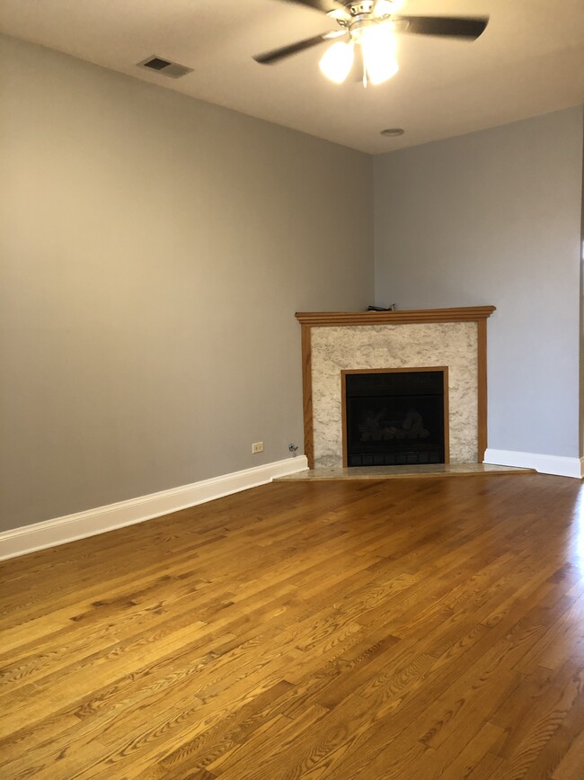 Living room - 7654 N Greenview Ave