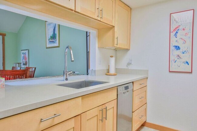 Building Photo - Lovely Fully Furnished Langley Condo-Ready...