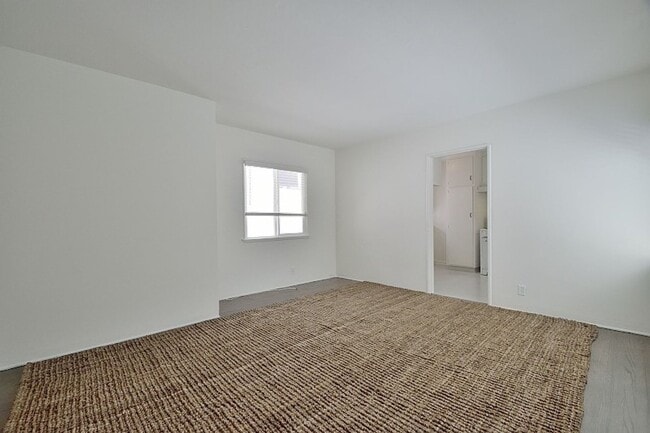 Building Photo - 321