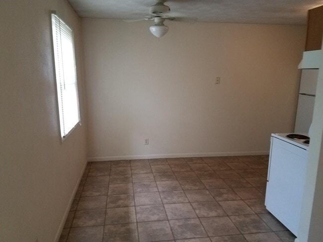 Kitchen eating area - 775 Dilenbeck Dr
