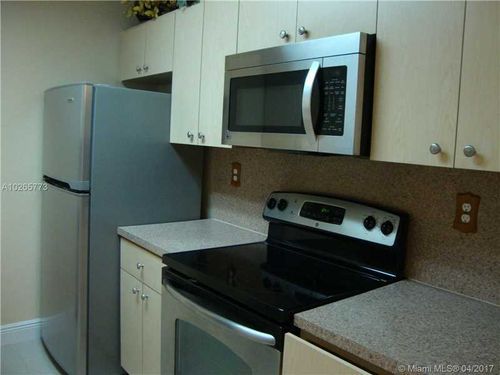 Foto del edificio - 7221 Miami Lakes Dr