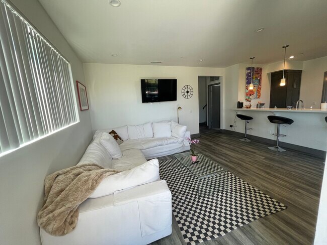 Foto del edificio - 8365 Dunbarton Ave