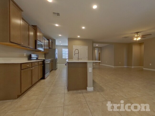 Foto del edificio - 30033 W Cheery Lynn Rd