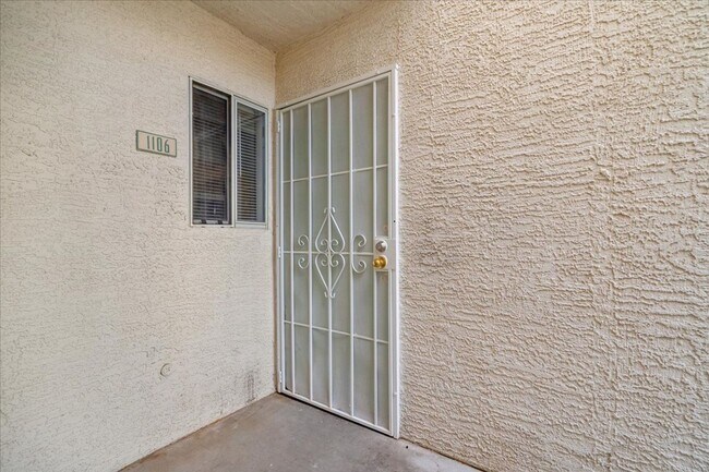 Building Photo - 7100 W Pirates Cove Rd