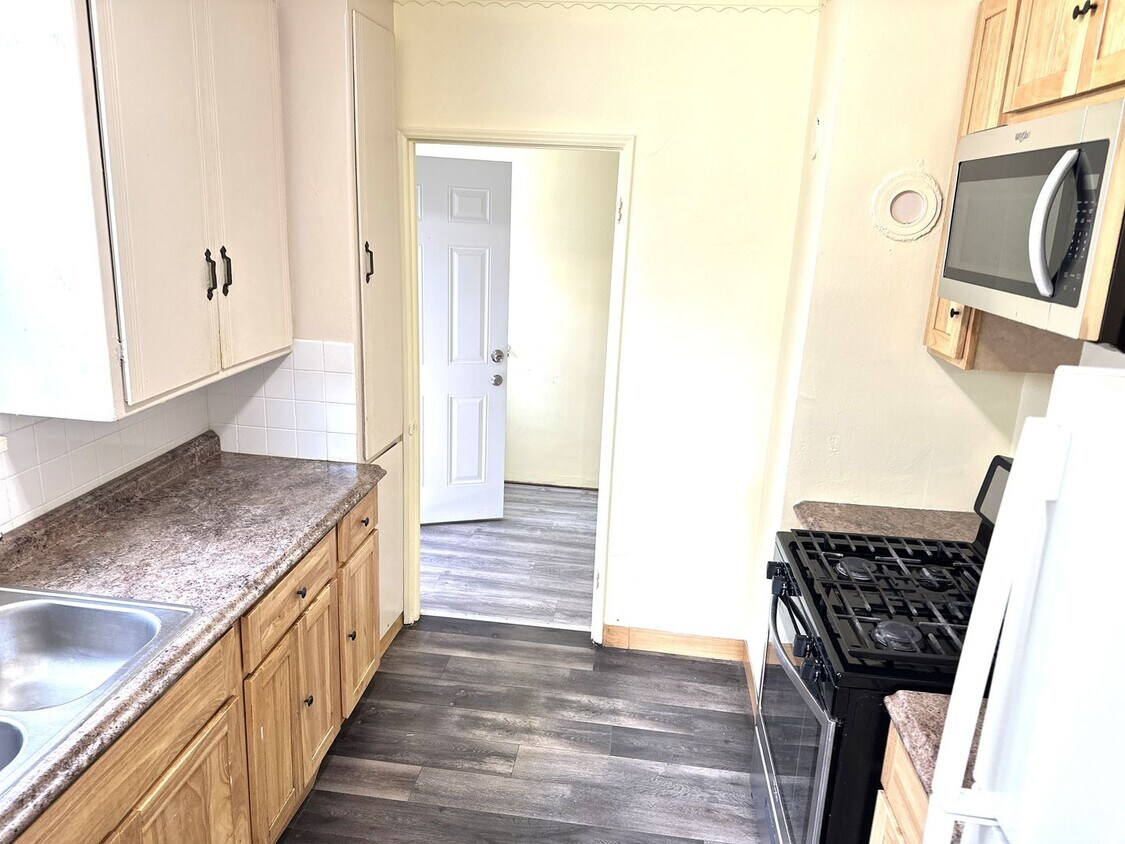 Foto principal - 2 BED/1 BATH/Home For RENT! Cozy, and Char...