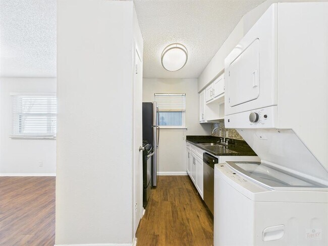 Foto del edificio - 2401 Manor Rd