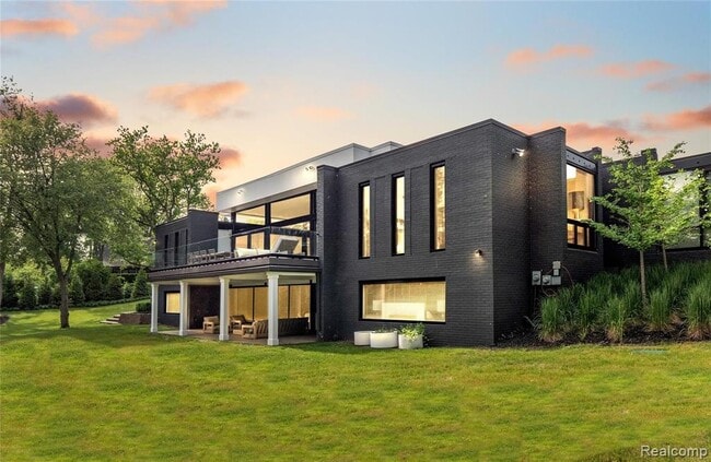 Building Photo - 3467 Sutton Pl