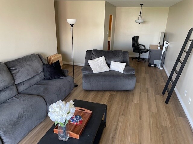 Foto principal - 900 Saturn Dr