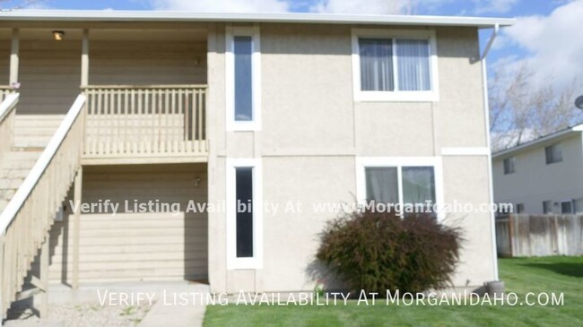 Building Photo - Conveniently located apartment with storag...