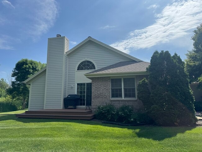 Building Photo - 18465 Stonehedge Dr