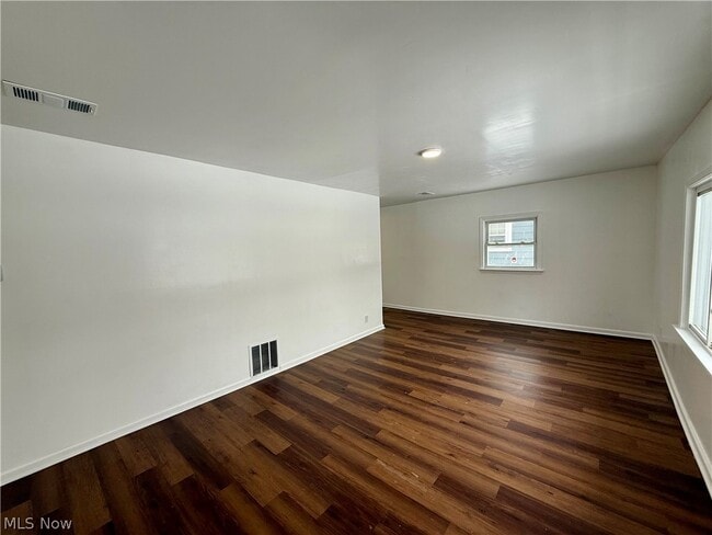 Building Photo - 883 Kickapoo Ave