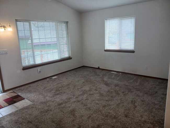 Building Photo - Fantastic 3 Bedroom House Great Location