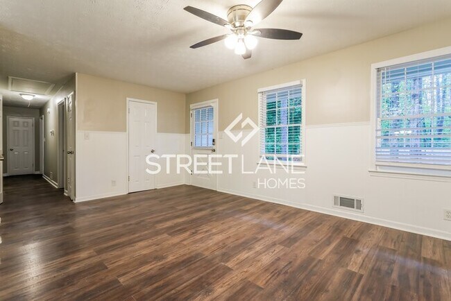 Building Photo - NOW OFFERING FIRST FULL MONTH FREE!