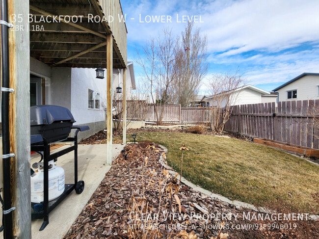 Building Photo - Bright and Spacious Lower Unit with AC, Fu...