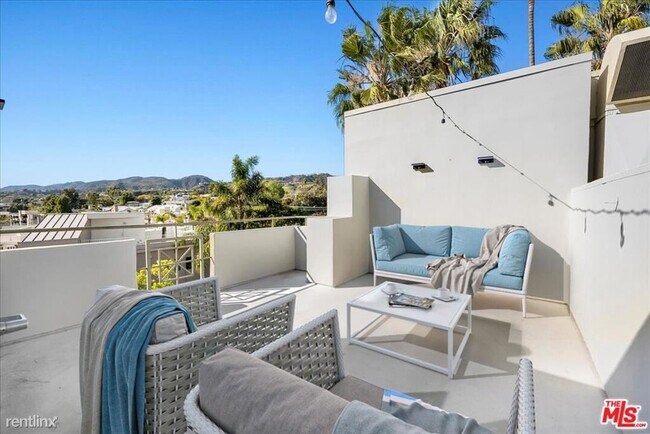 Building Photo - 2 br, 3 bath Condo - 16040 W Sunset Blvd U...