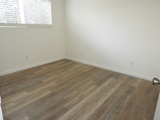 Building Photo - 4968muir