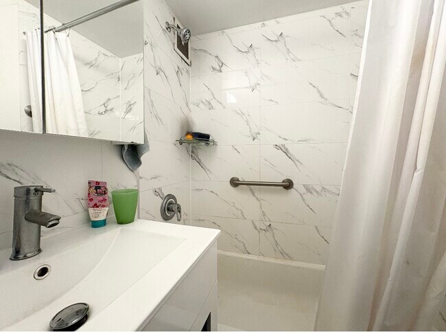 Foto del edificio - 6115 97th St