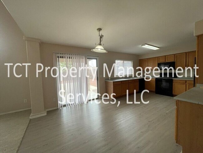Foto del edificio - Updated Home with Downstairs Bedroom