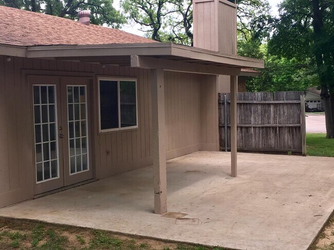 Building Photo - 1303 Shady Hollow