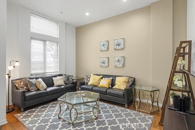 Building Photo - 931 E Walnut St