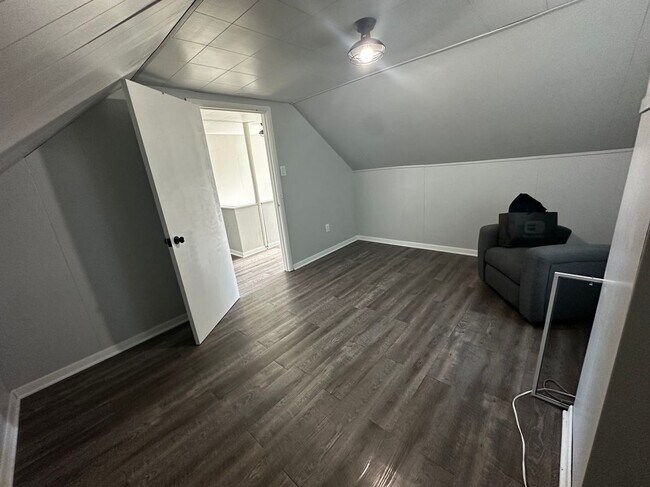 Building Photo - 1502 Lake St