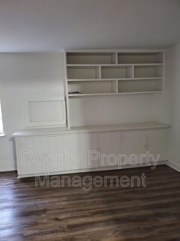 Building Photo - 910 S Crest Dr
