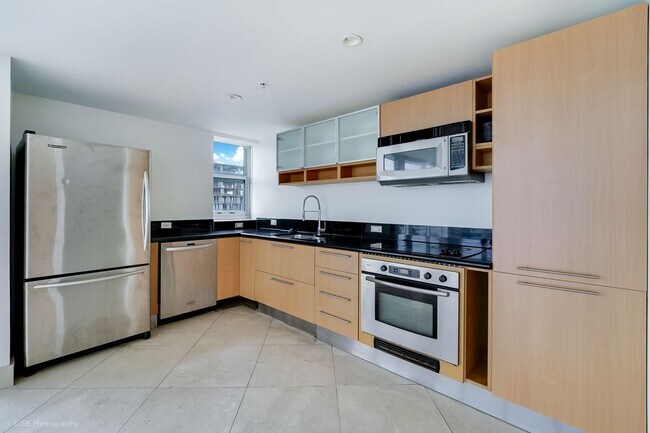 Foto del edificio - Spacious 3-Bedroom Bayfront Residence in North Bay Village