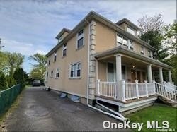 Foto del edificio - 143 Searingtown Rd