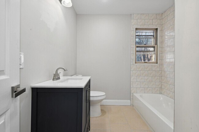 Foto del edificio - 96 Greylock Ave