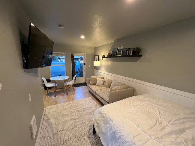 Foto del edificio - 2504 Bridgeport Way W