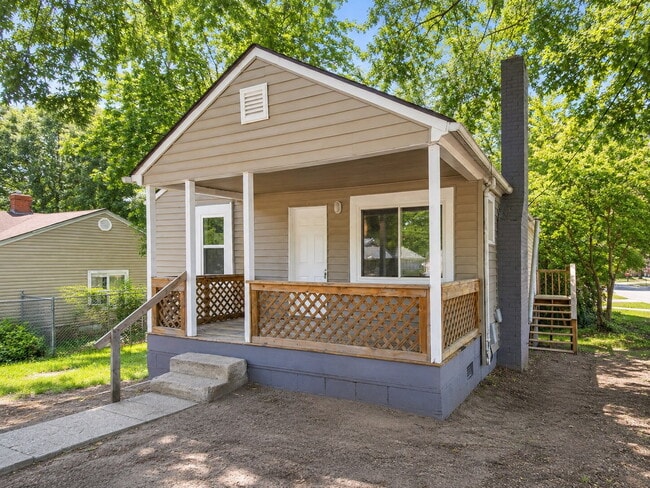 Building Photo - Bright 3-Bedroom Home with Covered Porch, Fireplace & Wooded Backyard